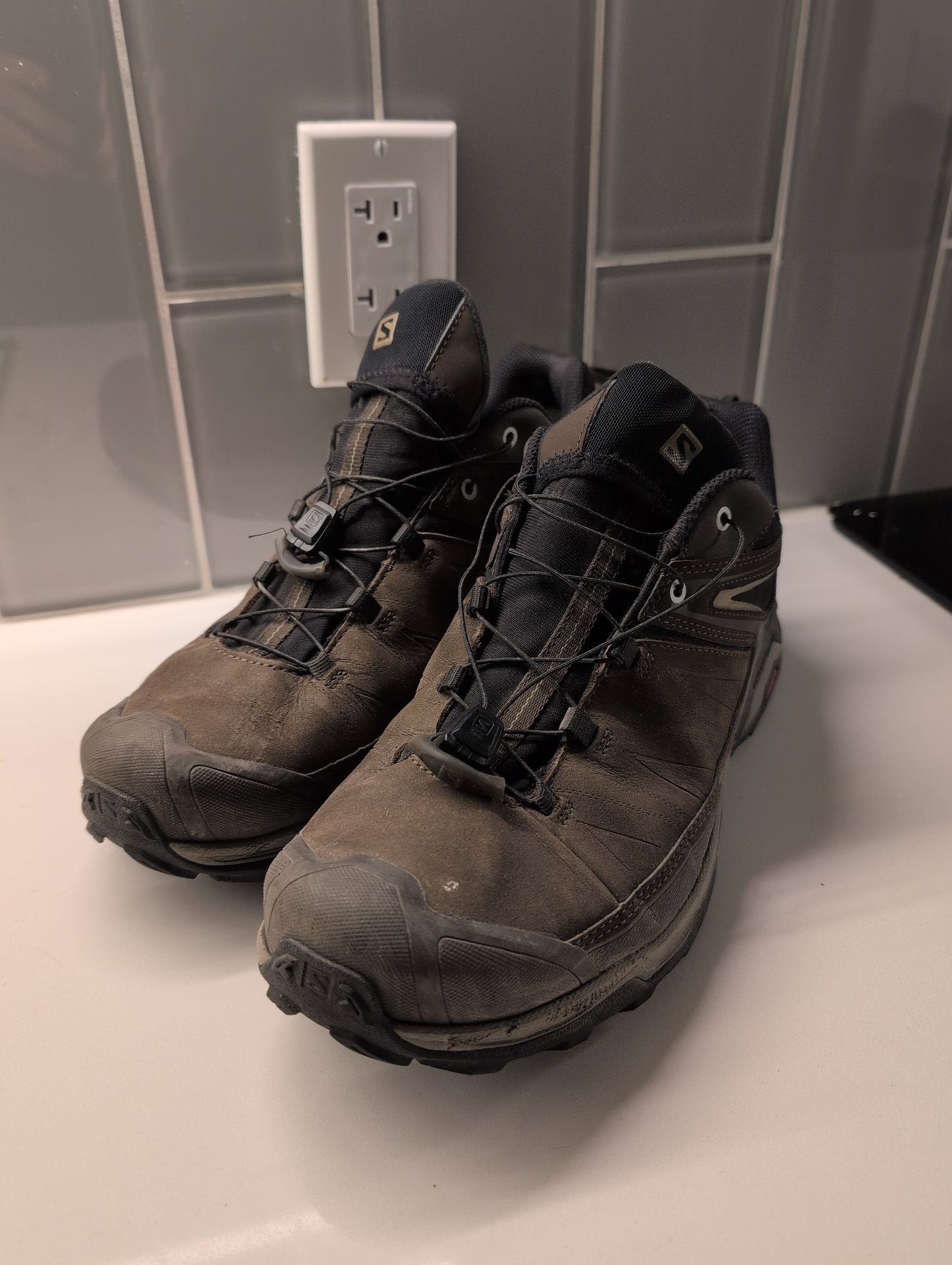 Solomon hiking shoes (Men's 12)