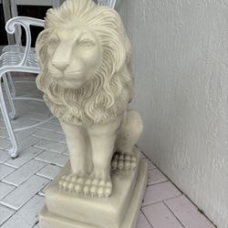2 LEO KING OF THE JUNGLE LIONS! Majestic, Regal, Heavy White LION STATUES 29.5 X 16.5 X 11.5.  Beautiful PAIR For Your Palace Doors, Garage Or Garden