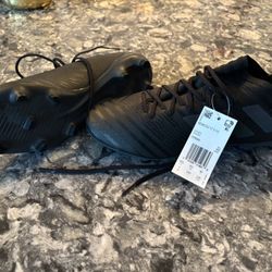 Soccer Cleats / SZ 7