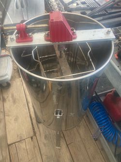 Honey extractor