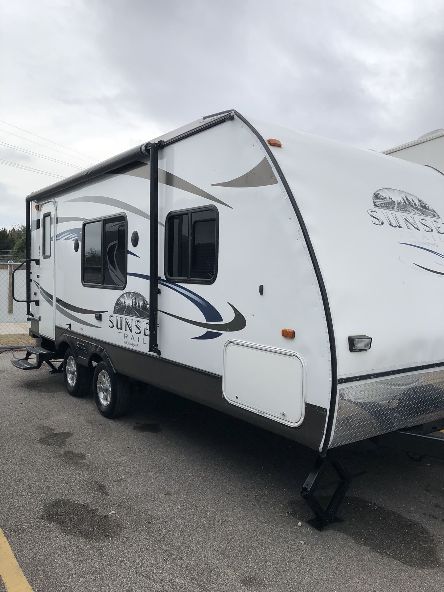 2011 Sunset Trail 24 Ft Travel Trailer All Fiberglass for Sale in