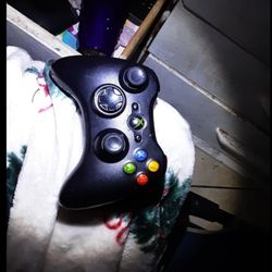 Black wireless Xbox 360 controller with no battery or back the controller maybe work I don't konw