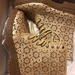 “CA Collection Women’s Flats – Size 6 – Gold – New in Box –