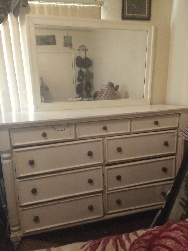 Dresser Nine Drawer With Mirror