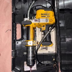 DEWALT Grease Gun Kit 20V MAX with Battery and Charger Cordless Grease Gun, 42” Hose