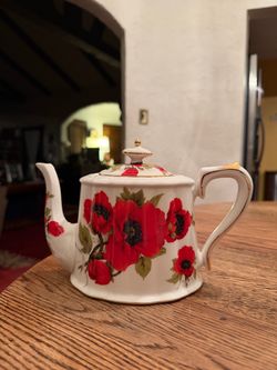 NEW GRACIE WHITE,RED+GREEN FLORAL,GOLD TRIM TEAPOT  32 OZ.
