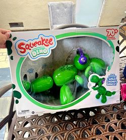 Kids Squeakee The Balloon Dino walk, chomp and dance