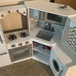 Children’s Play Kitchen 