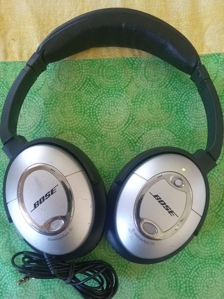 BOSE HEADPHONES NOISE CANCELLING WIRED not Bluetooth for Sale in