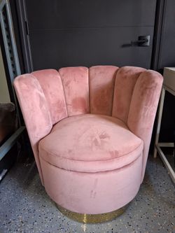 Swivel pink clam chair