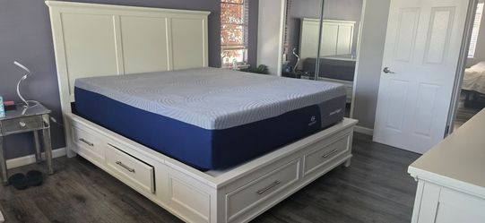 Beautiful bed 6 drawers plus baseboards Brand new mattress I have a receipt