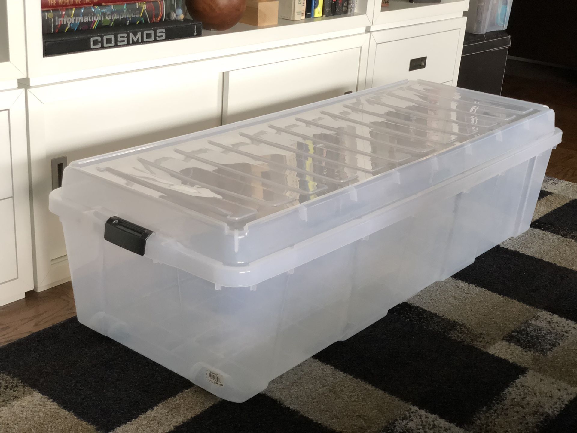 Large Plastic Rolling Storage Bin 44 Gal for Sale in Edgewater, NJ - OfferUp