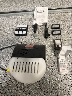 Genie 1/2 HP Chain Driven Garage Door Opener with Aladdin Connect