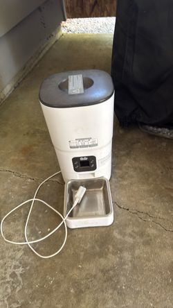 Automatic pet feeder