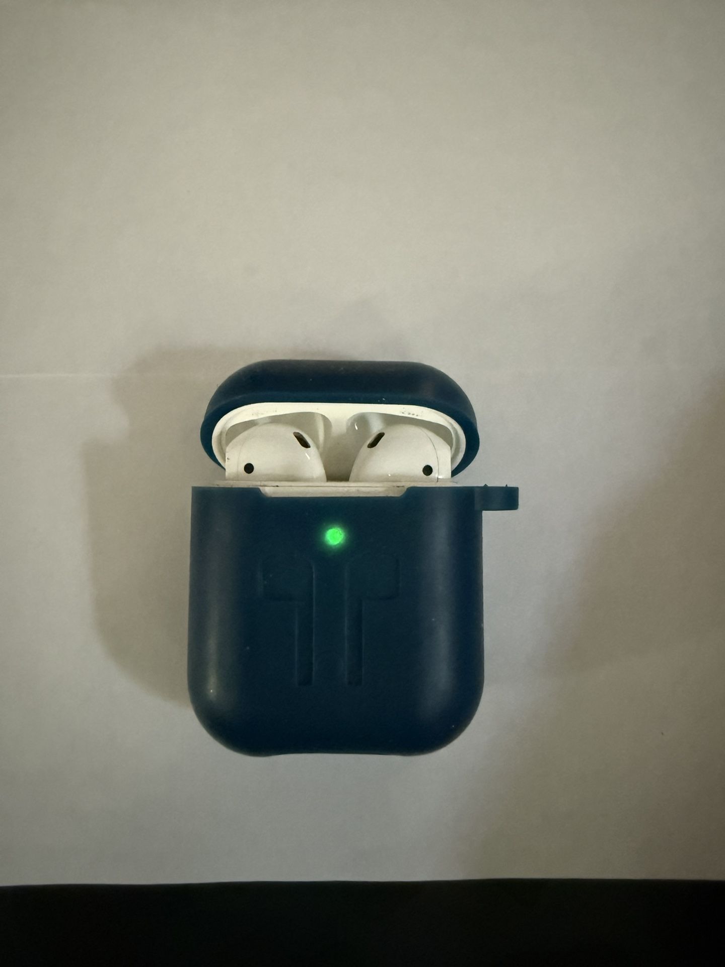 Apple AirPods 2nd Gen Earbuds w Charging Case A2031 & Case Cover