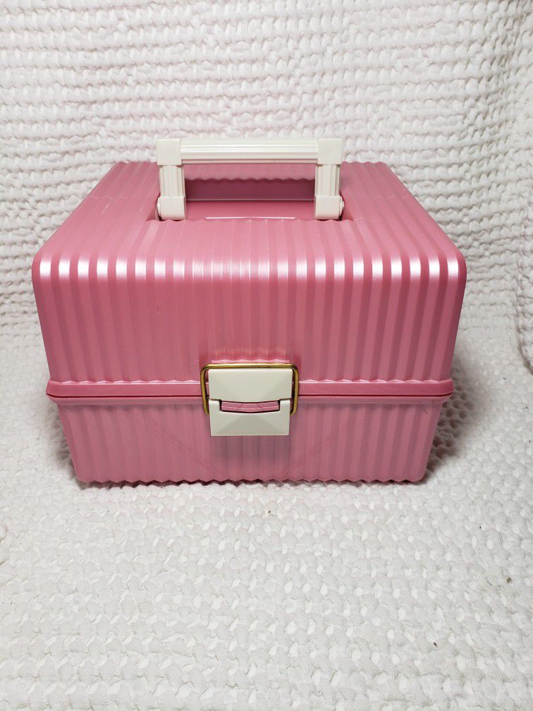 Sassari pink plastic makeup case. Measures 8 3/4" T X 9" W X 6" D . Good condition and smoke free home. 