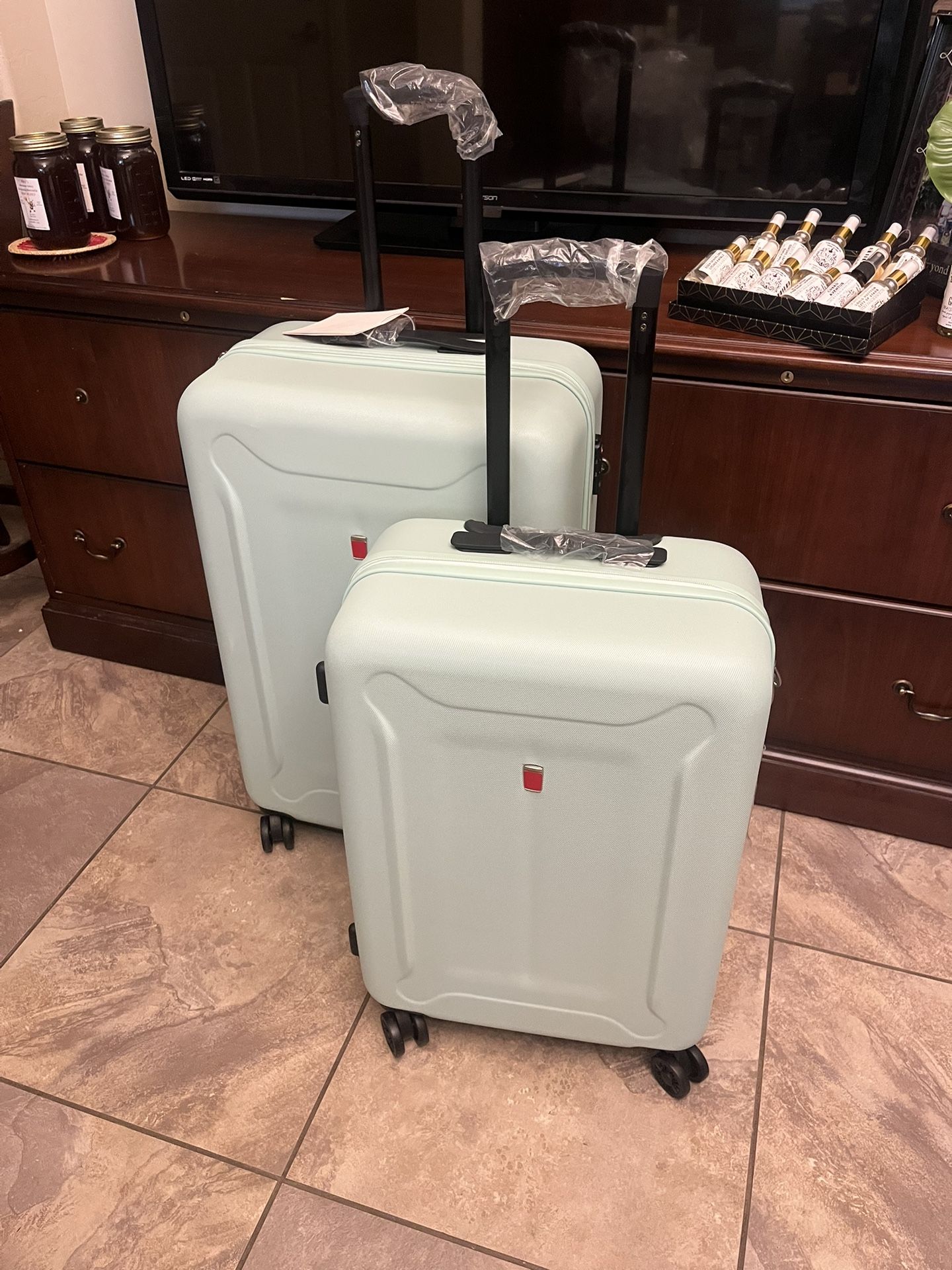 🌿 Mint Green 24” & 28” Premium Hardshell Luggage Bundle – Brand New! 🌿 📍 Pickup Location: S. Durango & 215 near IKEA ✨ Make your travels effortles