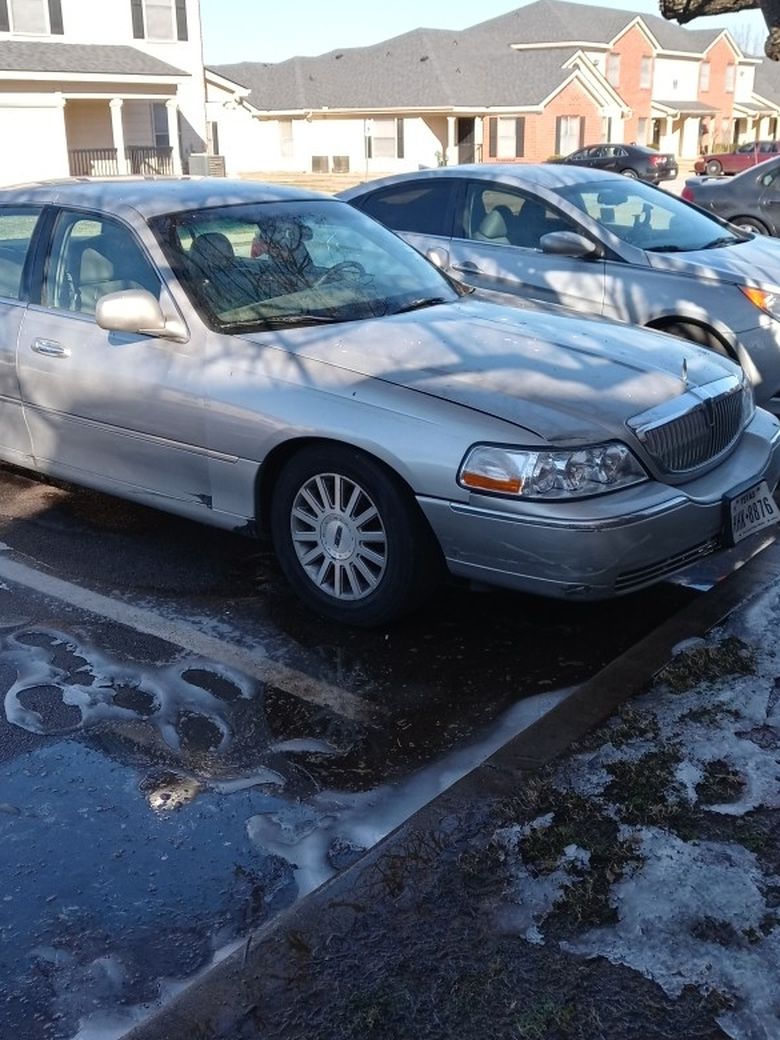 2003 Lincoln Town Car New Head Lights New Radiator New Rear End Bottom Have Motor Rebuild New Coil Pack AC / Heat Works Only Asking 2000 One Owner