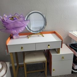 Conditioner Vanity With Mirror And Lights