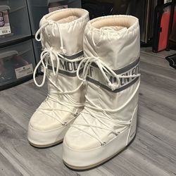 Size 41 Moon Boots. 