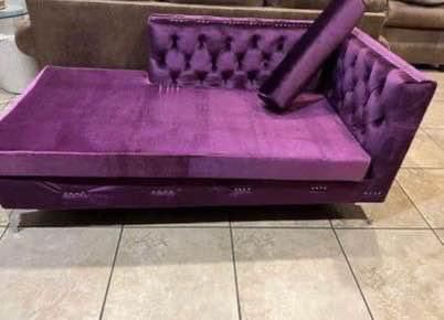 Da Vinci Right Facing Tufted Velvet modern contemporary button ruffed. Right I facing purple chaise with 1 pc rectangle accent upillow. The dimensions