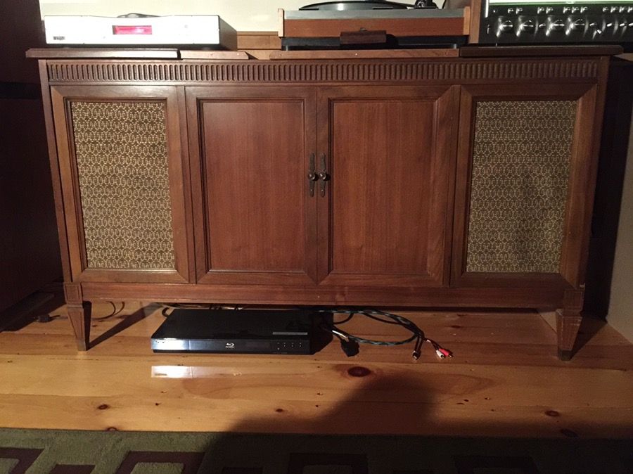 Fisher Futura 4 vacuum tube stereo console. 35 wpc amplifier