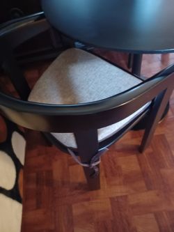 Mesa y dos sillas