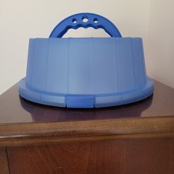 Blue Plastic Picnic Cake Taker w/snap down lid