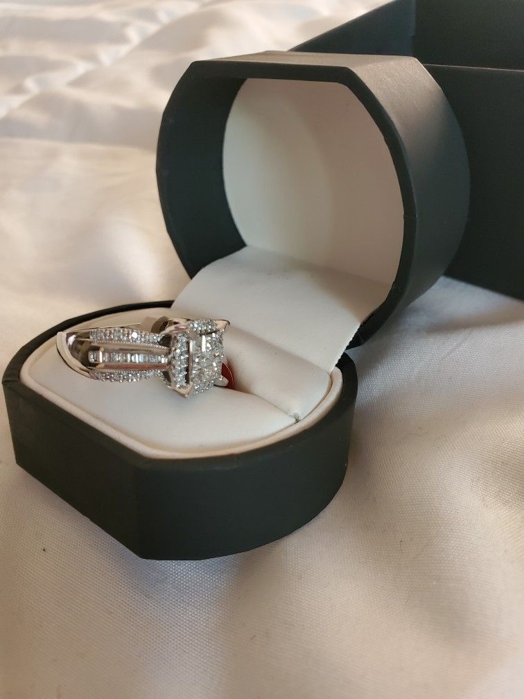 1 CT TW Diamond. Size 7