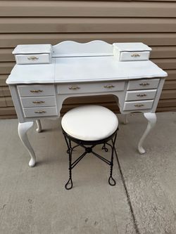 White Queen Anne Vanity Desk with stool