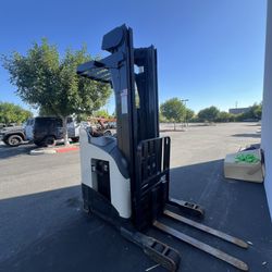 CROWN RR 5200-35 Series Reach Forklift w/ Sideshifter