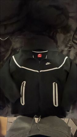 Black and white Nike tech