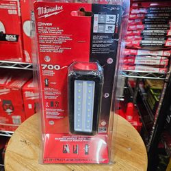 MILWAUKEE ROVER Service and Repair Flood Light with USB Charging