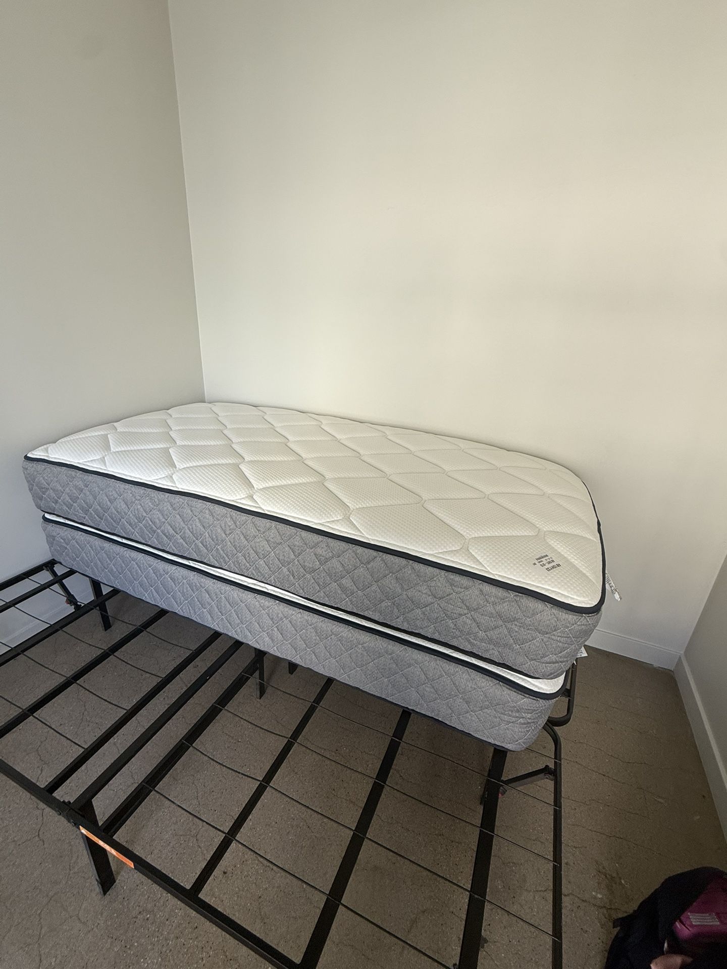 Twin Bed Rall