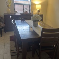 Mesa con 6 espacios y un aparador