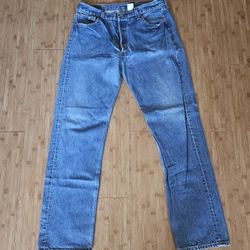 Vintage Levi's 501 Straight Fit Button Fly Jeans Mens 36x34  Blue Date 2001 

Made in Guatemala 

Please look all the pictures for measurements 