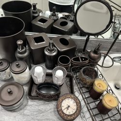 Complete matching bathroom set in bronze/brown finish. Includes everything you need to decorate and organize your space:  • Wastebasket  • Tissue box 