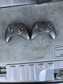 2 Xbox Series X Controllers