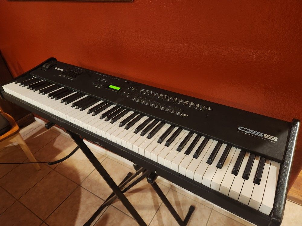Alesis QS8 Synthesizer
