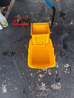 Industrial mop bucket