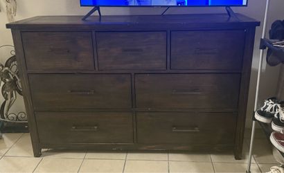 Bedroom dresser set