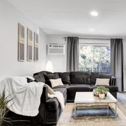 Sectional Couch – Smoke & Pet Free