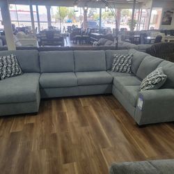 New 3pc Sectional In Grey 