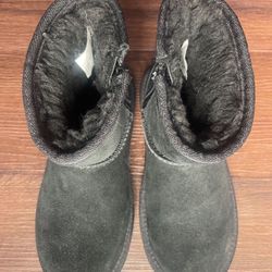 Kids Ugg, Size 2 Great condition, but one pull is missing 