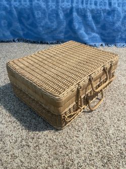 Vintage Wicker Brown Picnic Basket
