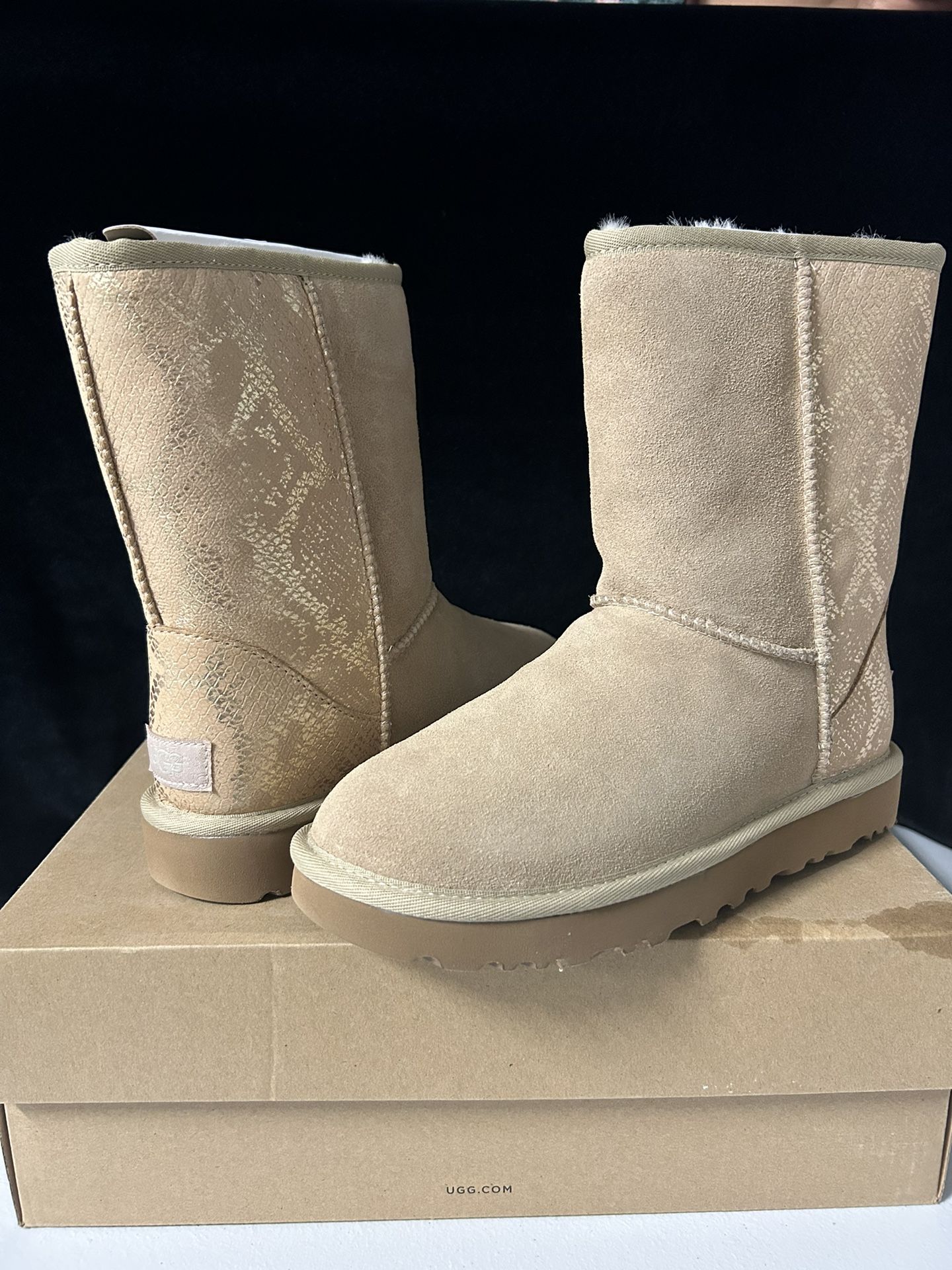 UGG W CLASSIC SHORT METALLIC SNAKE W/GOLD