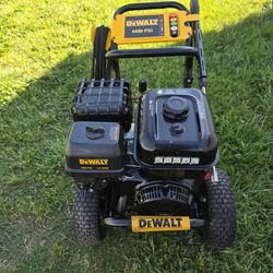DEWALT
4400 PSI 4.0 GPM Gas Pressure Washer with 420cc Engine, Triplex Pump, Commercial Cold Water Power Washer