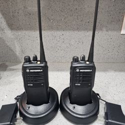 2 X  MOTOROLA HT750  UHF 450~512 MHz 4W 4CH Two Way Radios-Black