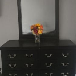 Dresser With Attachable Mirror 