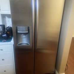 Samsung Fridge/freezer With Water And Ice Maker 